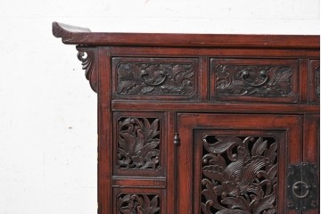中国ヴィンテージ　中国伝統の清朝デザイン　繊細な彫刻意匠が美しい小ぶりなキャビネット　(R-090316)