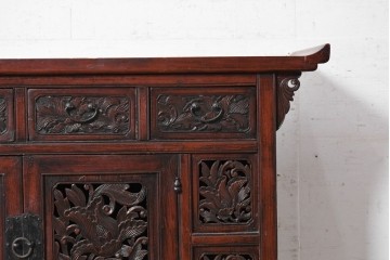中国ヴィンテージ　中国伝統の清朝デザイン　繊細な彫刻意匠が美しい小ぶりなキャビネット　(R-090316)