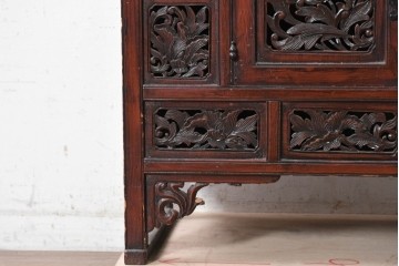 中国ヴィンテージ　中国伝統の清朝デザイン　繊細な彫刻意匠が美しい小ぶりなキャビネット　(R-090316)