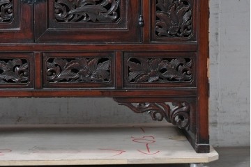 中国ヴィンテージ　中国伝統の清朝デザイン　繊細な彫刻意匠が美しい小ぶりなキャビネット　(R-090316)