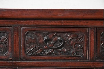 中国ヴィンテージ　中国伝統の清朝デザイン　繊細な彫刻意匠が美しい小ぶりなキャビネット　(R-090316)