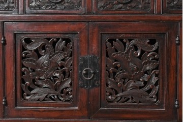 中国ヴィンテージ　中国伝統の清朝デザイン　繊細な彫刻意匠が美しい小ぶりなキャビネット　(R-090316)