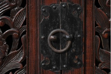 中国ヴィンテージ　中国伝統の清朝デザイン　繊細な彫刻意匠が美しい小ぶりなキャビネット　(R-090316)