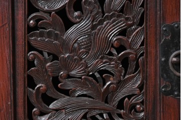 中国ヴィンテージ　中国伝統の清朝デザイン　繊細な彫刻意匠が美しい小ぶりなキャビネット　(R-090316)