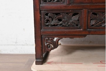 中国ヴィンテージ　中国伝統の清朝デザイン　繊細な彫刻意匠が美しい小ぶりなキャビネット　(R-090316)