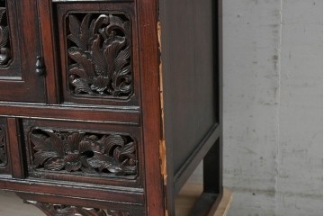中国ヴィンテージ　中国伝統の清朝デザイン　繊細な彫刻意匠が美しい小ぶりなキャビネット　(R-090316)