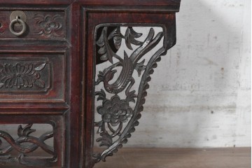 中国ヴィンテージ　中国伝統の清朝デザイン　アンティーク調　繊細な透かし彫りが優美なローボード　(R-090320)