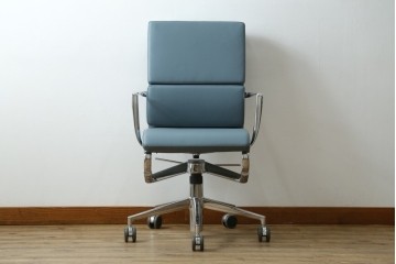 中古　超美品!!　使用感ほぼなし　Cassina ixc.(カッシーナ・イクスシー)　Alias(アリアス)　Alberto Meda(アルベルト・メダ)デザイン　本革(レザー)　快適な座り心地を両立したキャスタースウィベルアームチェア　定価約72万円　(R-090323)