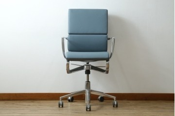 中古　超美品!!　使用感ほぼなし　Cassina ixc.(カッシーナ・イクスシー)　Alias(アリアス)　Alberto Meda(アルベルト・メダ)デザイン　本革(レザー)　快適な座り心地を両立したキャスタースウィベルアームチェア　定価約72万円　(R-090323)