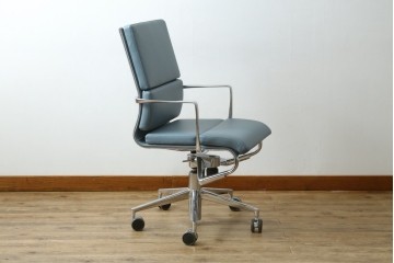 中古　超美品!!　使用感ほぼなし　Cassina ixc.(カッシーナ・イクスシー)　Alias(アリアス)　Alberto Meda(アルベルト・メダ)デザイン　本革(レザー)　快適な座り心地を両立したキャスタースウィベルアームチェア　定価約72万円　(R-090323)