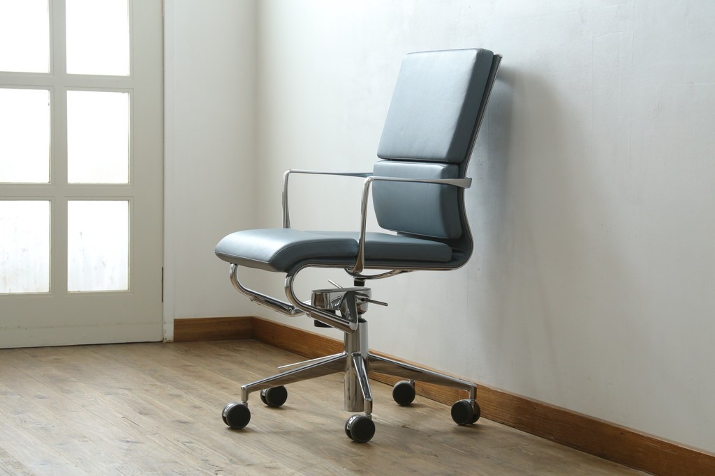 中古　超美品!!　使用感ほぼなし　Cassina ixc.(カッシーナ・イクスシー)　Alias(アリアス)　Alberto Meda(アルベルト・メダ)デザイン　本革(レザー)　快適な座り心地を両立したキャスタースウィベルアームチェア　定価約72万円　(R-090323)