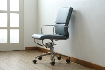 中古　超美品!!　使用感ほぼなし　Cassina ixc.(カッシーナ・イクスシー)　Alias(アリアス)　Alberto Meda(アルベルト・メダ)デザイン　本革(レザー)　快適な座り心地を両立したキャスタースウィベルアームチェア　定価約72万円　(R-090323)