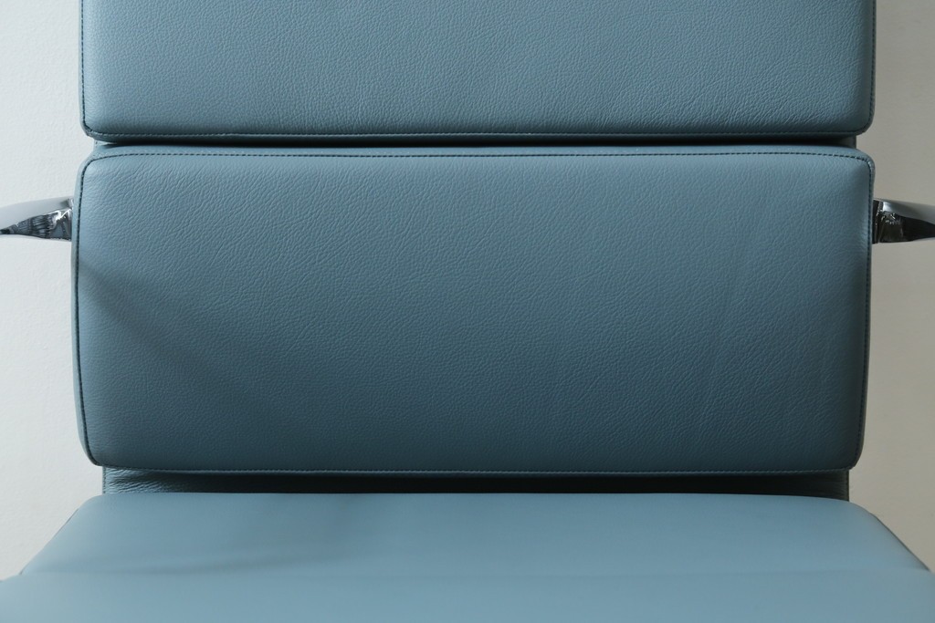 中古　超美品!!　使用感ほぼなし　Cassina ixc.(カッシーナ・イクスシー)　Alias(アリアス)　Alberto Meda(アルベルト・メダ)デザイン　本革(レザー)　快適な座り心地を両立したキャスタースウィベルアームチェア　定価約72万円　(R-090323)
