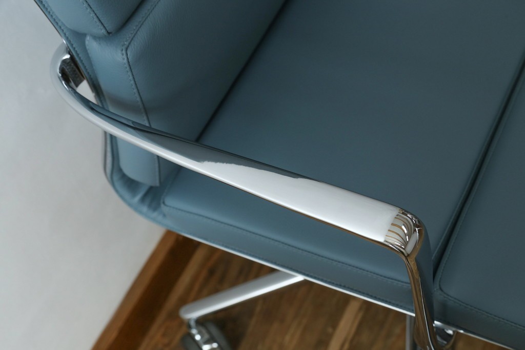 中古　超美品!!　使用感ほぼなし　Cassina ixc.(カッシーナ・イクスシー)　Alias(アリアス)　Alberto Meda(アルベルト・メダ)デザイン　本革(レザー)　快適な座り心地を両立したキャスタースウィベルアームチェア　定価約72万円　(R-090323)