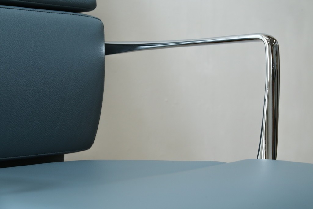 中古　超美品!!　使用感ほぼなし　Cassina ixc.(カッシーナ・イクスシー)　Alias(アリアス)　Alberto Meda(アルベルト・メダ)デザイン　本革(レザー)　快適な座り心地を両立したキャスタースウィベルアームチェア　定価約72万円　(R-090323)