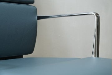 中古　超美品!!　使用感ほぼなし　Cassina ixc.(カッシーナ・イクスシー)　Alias(アリアス)　Alberto Meda(アルベルト・メダ)デザイン　本革(レザー)　快適な座り心地を両立したキャスタースウィベルアームチェア　定価約72万円　(R-090323)