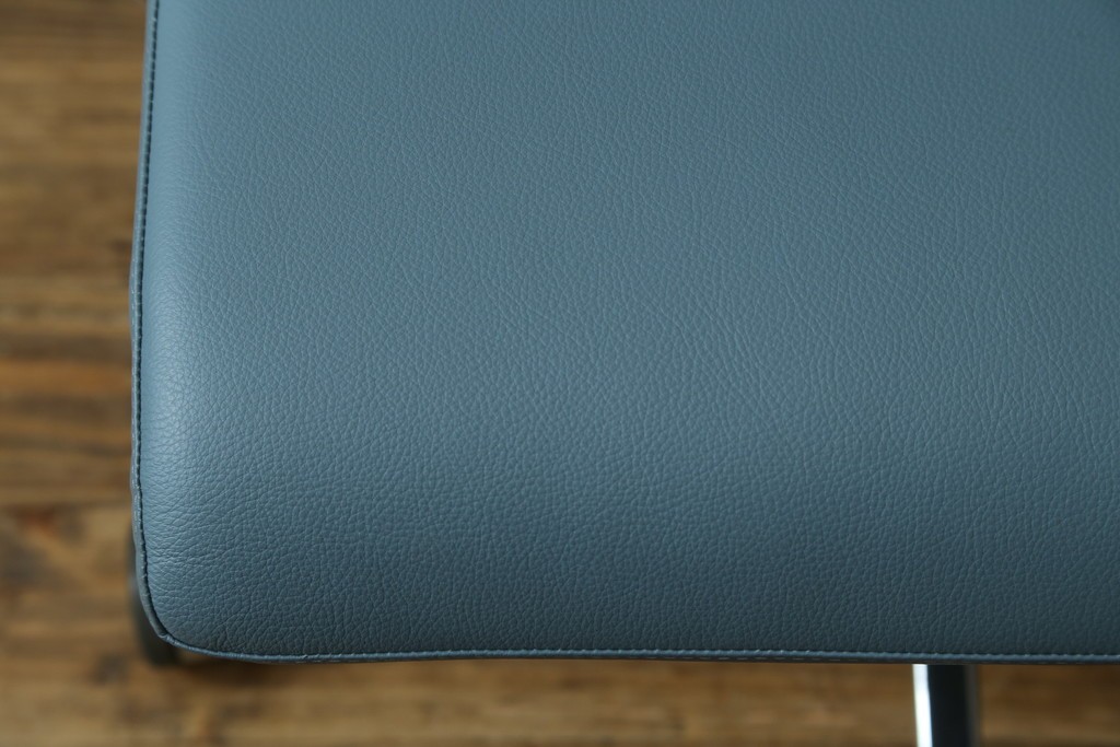 中古　超美品!!　使用感ほぼなし　Cassina ixc.(カッシーナ・イクスシー)　Alias(アリアス)　Alberto Meda(アルベルト・メダ)デザイン　本革(レザー)　快適な座り心地を両立したキャスタースウィベルアームチェア　定価約72万円　(R-090323)