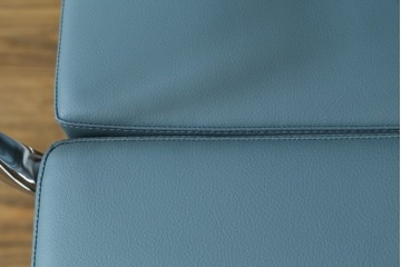 中古　超美品!!　使用感ほぼなし　Cassina ixc.(カッシーナ・イクスシー)　Alias(アリアス)　Alberto Meda(アルベルト・メダ)デザイン　本革(レザー)　快適な座り心地を両立したキャスタースウィベルアームチェア　定価約72万円　(R-090323)