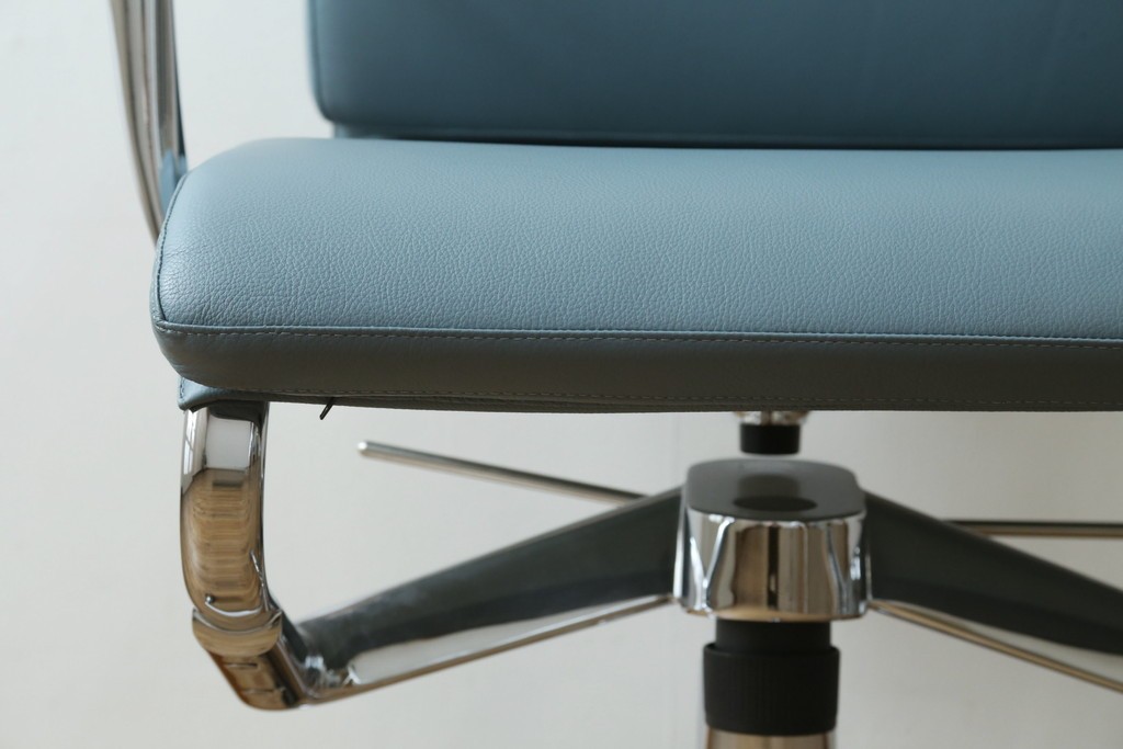 中古　超美品!!　使用感ほぼなし　Cassina ixc.(カッシーナ・イクスシー)　Alias(アリアス)　Alberto Meda(アルベルト・メダ)デザイン　本革(レザー)　快適な座り心地を両立したキャスタースウィベルアームチェア　定価約72万円　(R-090323)