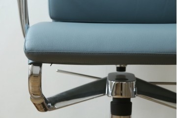 中古　超美品!!　使用感ほぼなし　Cassina ixc.(カッシーナ・イクスシー)　Alias(アリアス)　Alberto Meda(アルベルト・メダ)デザイン　本革(レザー)　快適な座り心地を両立したキャスタースウィベルアームチェア　定価約72万円　(R-090323)
