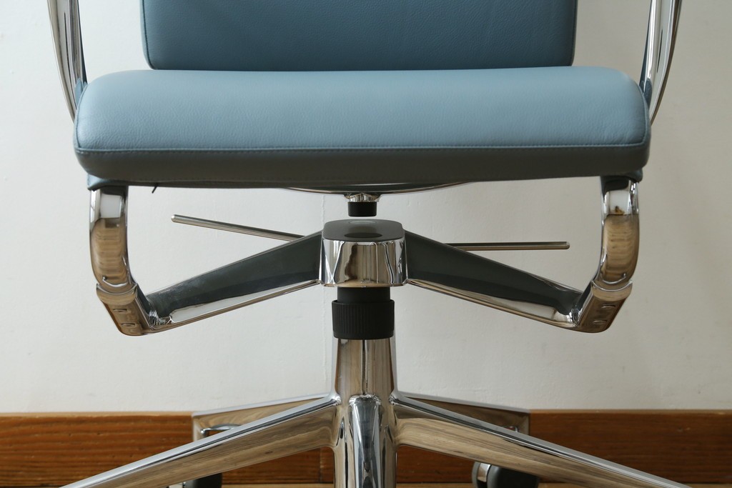 中古　超美品!!　使用感ほぼなし　Cassina ixc.(カッシーナ・イクスシー)　Alias(アリアス)　Alberto Meda(アルベルト・メダ)デザイン　本革(レザー)　快適な座り心地を両立したキャスタースウィベルアームチェア　定価約72万円　(R-090323)
