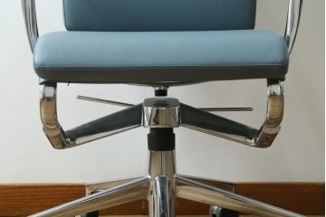 中古　超美品!!　使用感ほぼなし　Cassina ixc.(カッシーナ・イクスシー)　Alias(アリアス)　Alberto Meda(アルベルト・メダ)デザイン　本革(レザー)　快適な座り心地を両立したキャスタースウィベルアームチェア　定価約72万円　(R-090323)
