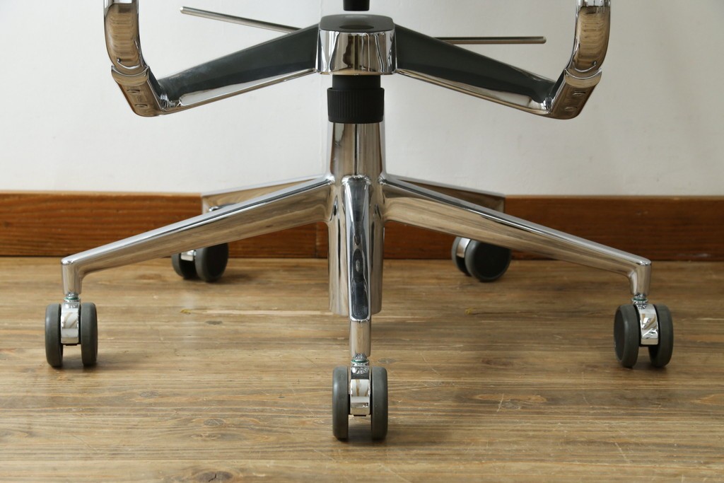 中古　超美品!!　使用感ほぼなし　Cassina ixc.(カッシーナ・イクスシー)　Alias(アリアス)　Alberto Meda(アルベルト・メダ)デザイン　本革(レザー)　快適な座り心地を両立したキャスタースウィベルアームチェア　定価約72万円　(R-090323)