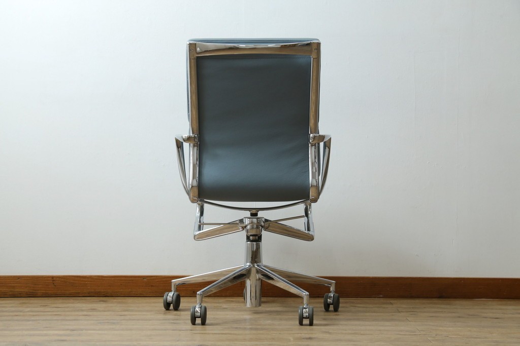 中古　超美品!!　使用感ほぼなし　Cassina ixc.(カッシーナ・イクスシー)　Alias(アリアス)　Alberto Meda(アルベルト・メダ)デザイン　本革(レザー)　快適な座り心地を両立したキャスタースウィベルアームチェア　定価約72万円　(R-090323)