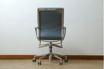 中古　超美品!!　使用感ほぼなし　Cassina ixc.(カッシーナ・イクスシー)　Alias(アリアス)　Alberto Meda(アルベルト・メダ)デザイン　本革(レザー)　快適な座り心地を両立したキャスタースウィベルアームチェア　定価約72万円　(R-090323)