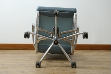 中古　超美品!!　使用感ほぼなし　Cassina ixc.(カッシーナ・イクスシー)　Alias(アリアス)　Alberto Meda(アルベルト・メダ)デザイン　本革(レザー)　快適な座り心地を両立したキャスタースウィベルアームチェア　定価約72万円　(R-090323)