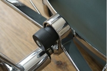 中古　超美品!!　使用感ほぼなし　Cassina ixc.(カッシーナ・イクスシー)　Alias(アリアス)　Alberto Meda(アルベルト・メダ)デザイン　本革(レザー)　快適な座り心地を両立したキャスタースウィベルアームチェア　定価約72万円　(R-090323)
