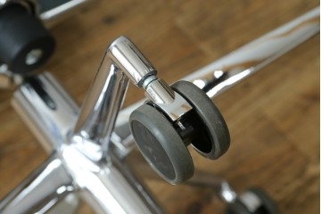 中古　超美品!!　使用感ほぼなし　Cassina ixc.(カッシーナ・イクスシー)　Alias(アリアス)　Alberto Meda(アルベルト・メダ)デザイン　本革(レザー)　快適な座り心地を両立したキャスタースウィベルアームチェア　定価約72万円　(R-090323)