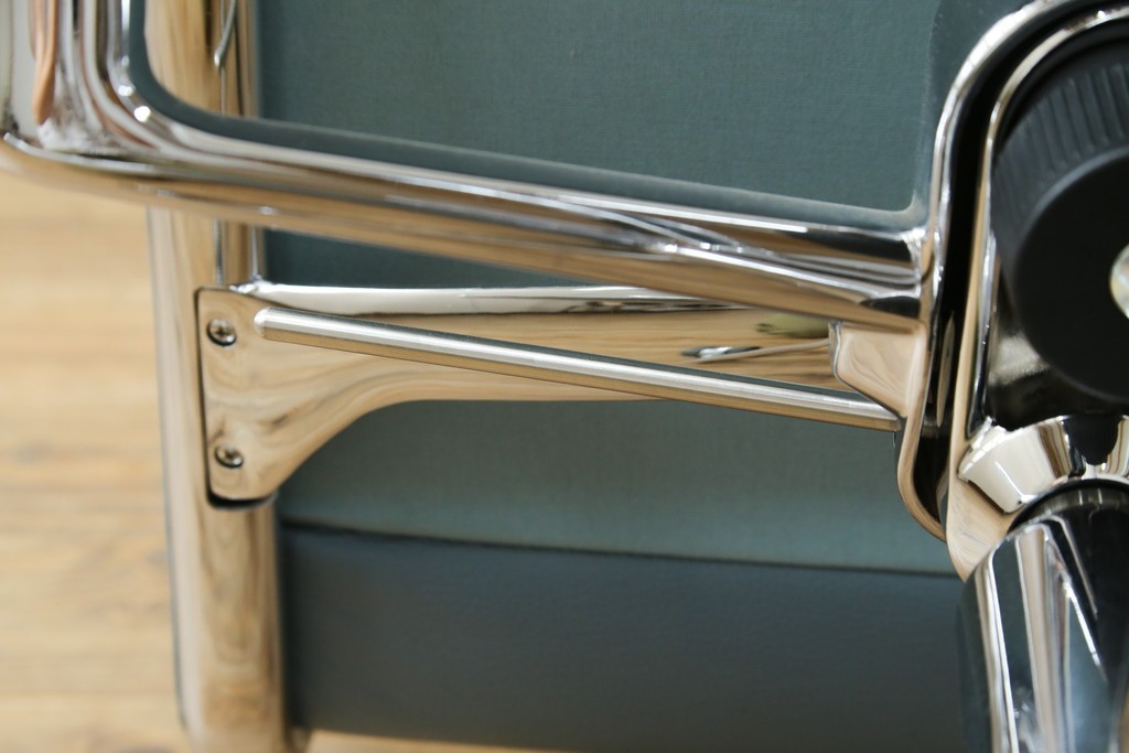 中古　超美品!!　使用感ほぼなし　Cassina ixc.(カッシーナ・イクスシー)　Alias(アリアス)　Alberto Meda(アルベルト・メダ)デザイン　本革(レザー)　快適な座り心地を両立したキャスタースウィベルアームチェア　定価約72万円　(R-090323)