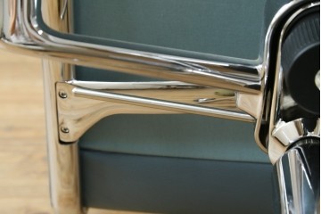 中古　超美品!!　使用感ほぼなし　Cassina ixc.(カッシーナ・イクスシー)　Alias(アリアス)　Alberto Meda(アルベルト・メダ)デザイン　本革(レザー)　快適な座り心地を両立したキャスタースウィベルアームチェア　定価約72万円　(R-090323)