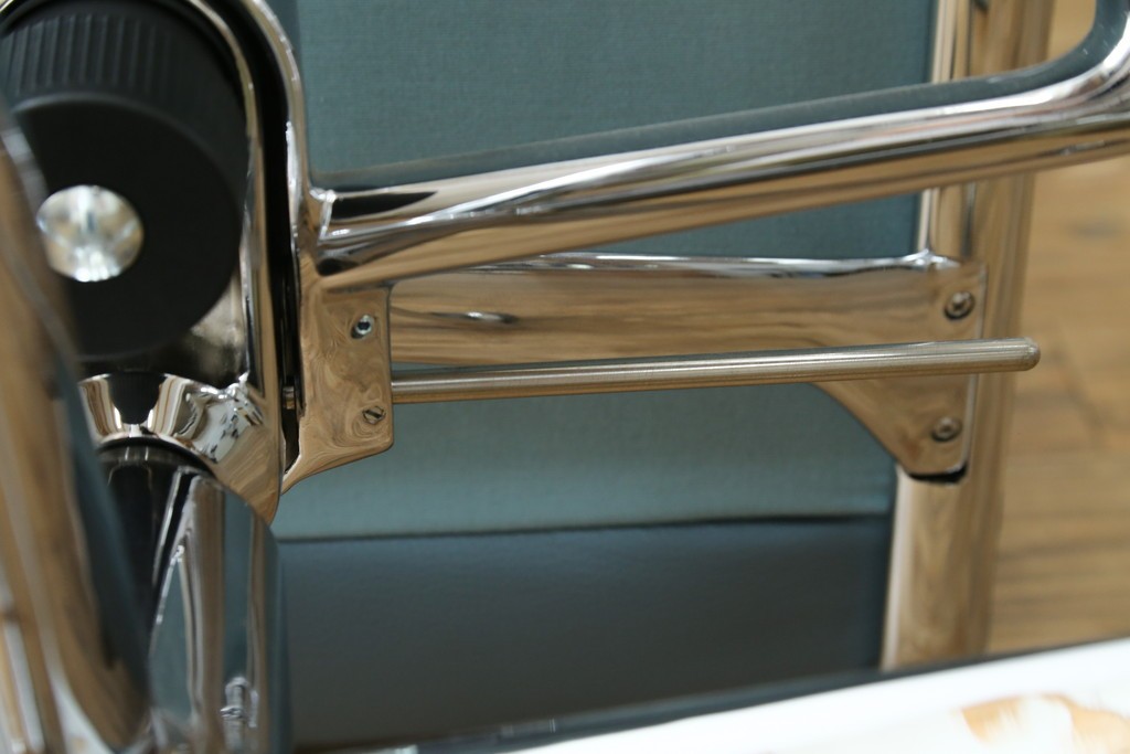 中古　超美品!!　使用感ほぼなし　Cassina ixc.(カッシーナ・イクスシー)　Alias(アリアス)　Alberto Meda(アルベルト・メダ)デザイン　本革(レザー)　快適な座り心地を両立したキャスタースウィベルアームチェア　定価約72万円　(R-090323)