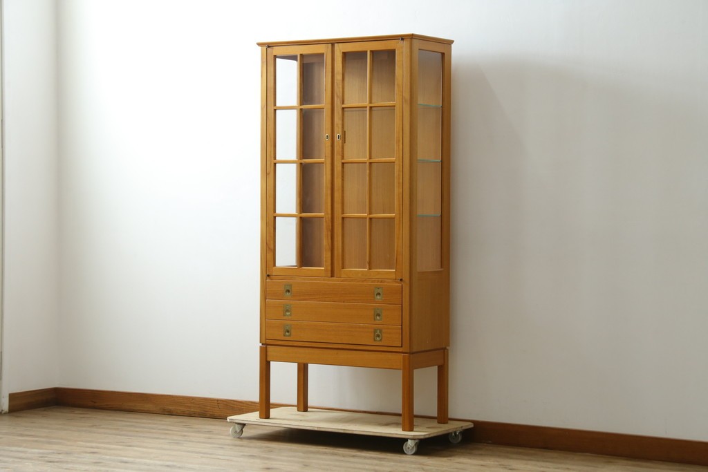 中古　美品　ノルウェー製　Nesje AS　チーク材　明るい木肌が美しい照明付きキャビネット　(R-090324)