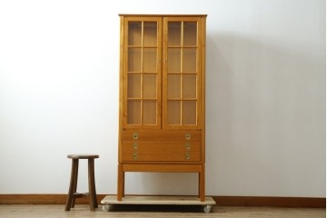 中古　美品　ノルウェー製　Nesje AS　チーク材　明るい木肌が美しい照明付きキャビネット　(R-090324)