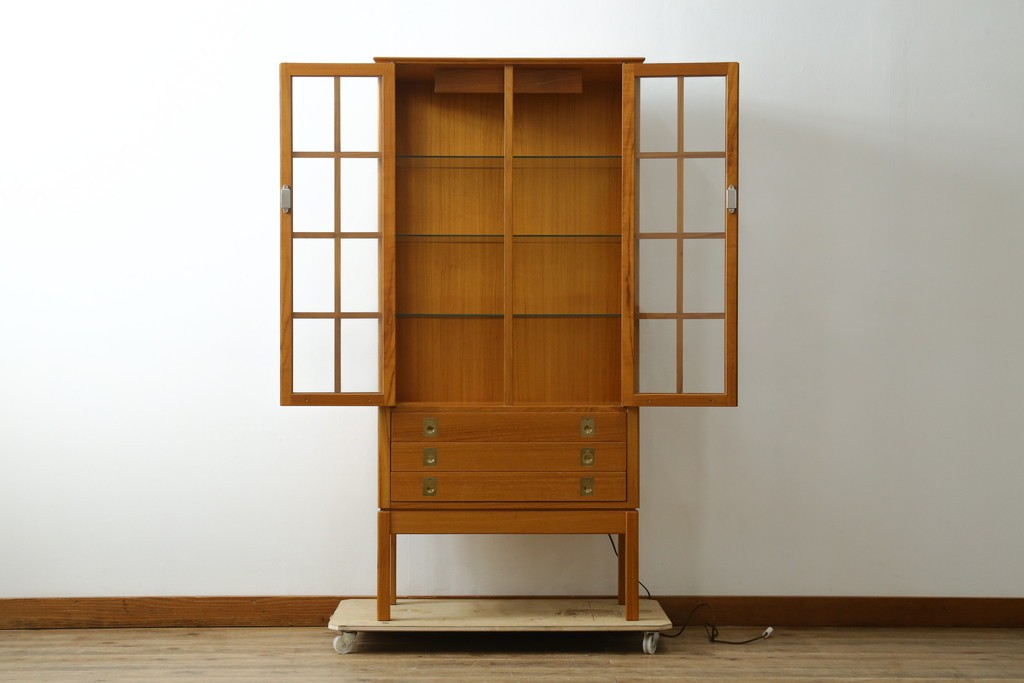 中古　美品　ノルウェー製　Nesje AS　チーク材　明るい木肌が美しい照明付きキャビネット　(R-090324)
