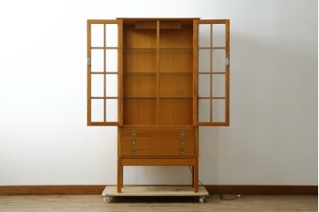 中古　美品　ノルウェー製　Nesje AS　チーク材　明るい木肌が美しい照明付きキャビネット　(R-090324)