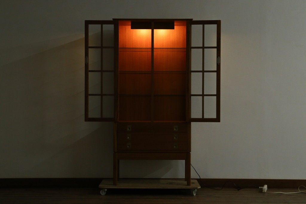 中古　美品　ノルウェー製　Nesje AS　チーク材　明るい木肌が美しい照明付きキャビネット　(R-090324)