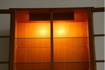 中古　美品　ノルウェー製　Nesje AS　チーク材　明るい木肌が美しい照明付きキャビネット　(R-090324)