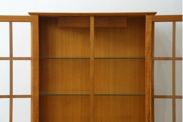 中古　美品　ノルウェー製　Nesje AS　チーク材　明るい木肌が美しい照明付きキャビネット　(R-090324)