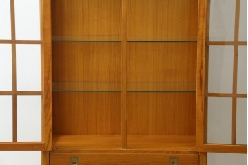 中古　美品　ノルウェー製　Nesje AS　チーク材　明るい木肌が美しい照明付きキャビネット　(R-090324)