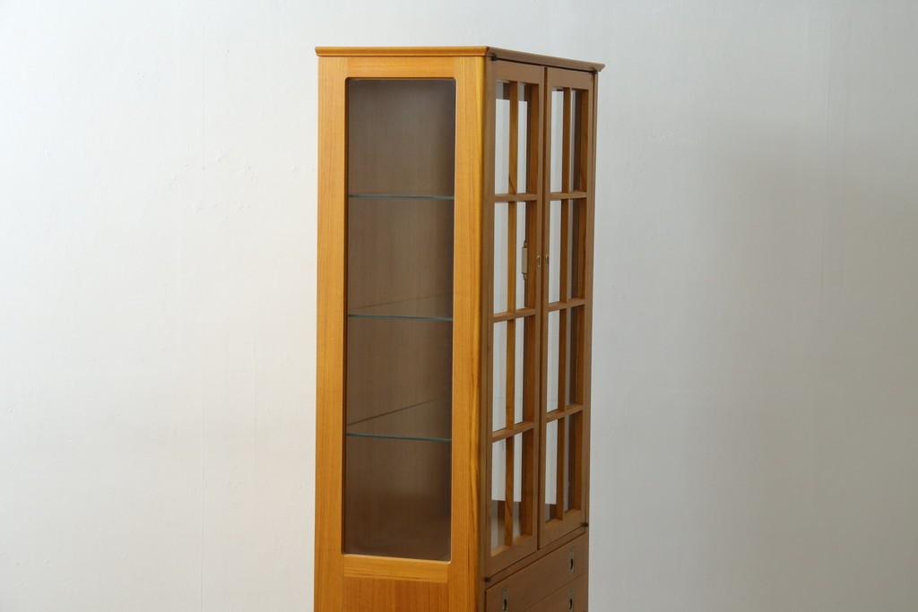 中古　美品　ノルウェー製　Nesje AS　チーク材　明るい木肌が美しい照明付きキャビネット　(R-090324)