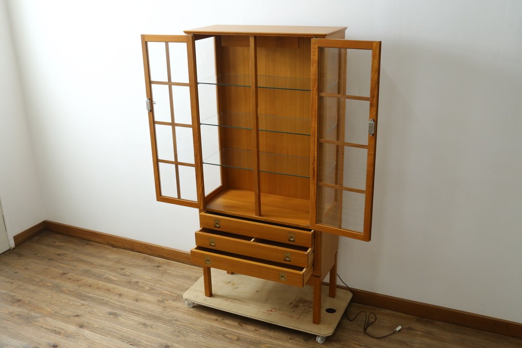 中古　美品　ノルウェー製　Nesje AS　チーク材　明るい木肌が美しい照明付きキャビネット　(R-090324)