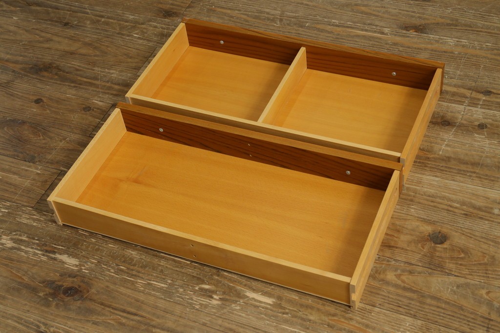 中古　美品　ノルウェー製　Nesje AS　チーク材　明るい木肌が美しい照明付きキャビネット　(R-090324)