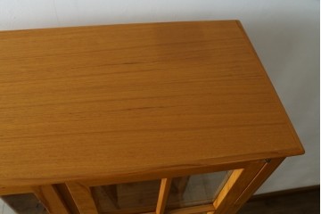 中古　美品　ノルウェー製　Nesje AS　チーク材　明るい木肌が美しい照明付きキャビネット　(R-090324)