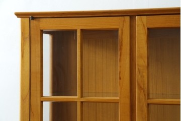 中古　美品　ノルウェー製　Nesje AS　チーク材　明るい木肌が美しい照明付きキャビネット　(R-090324)