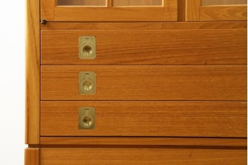 中古　美品　ノルウェー製　Nesje AS　チーク材　明るい木肌が美しい照明付きキャビネット　(R-090324)
