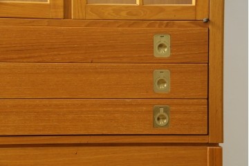 中古　美品　ノルウェー製　Nesje AS　チーク材　明るい木肌が美しい照明付きキャビネット　(R-090324)